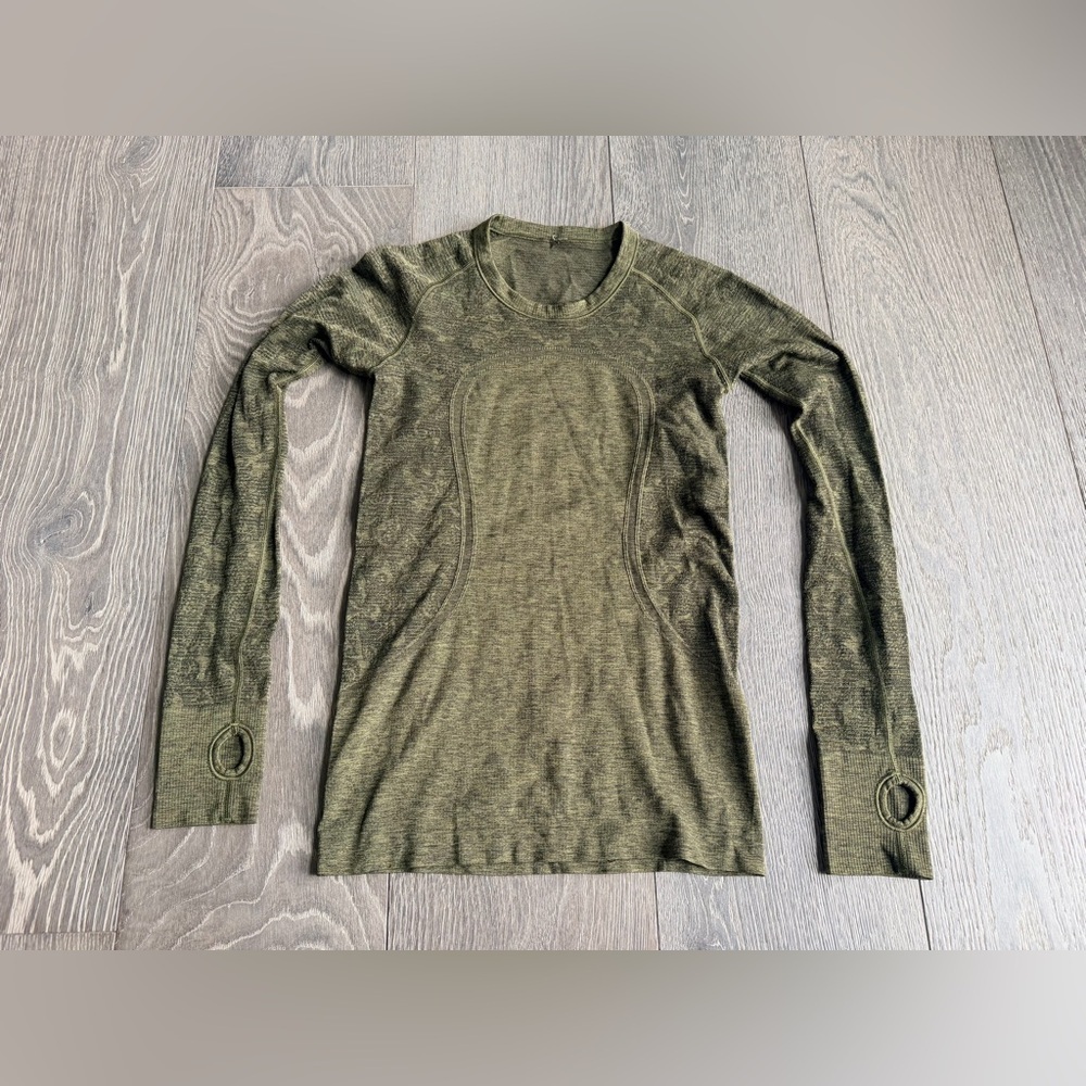 Lululemon Swiftly Tech Long Sleeve Crew in Black / Brave Olive Size 6